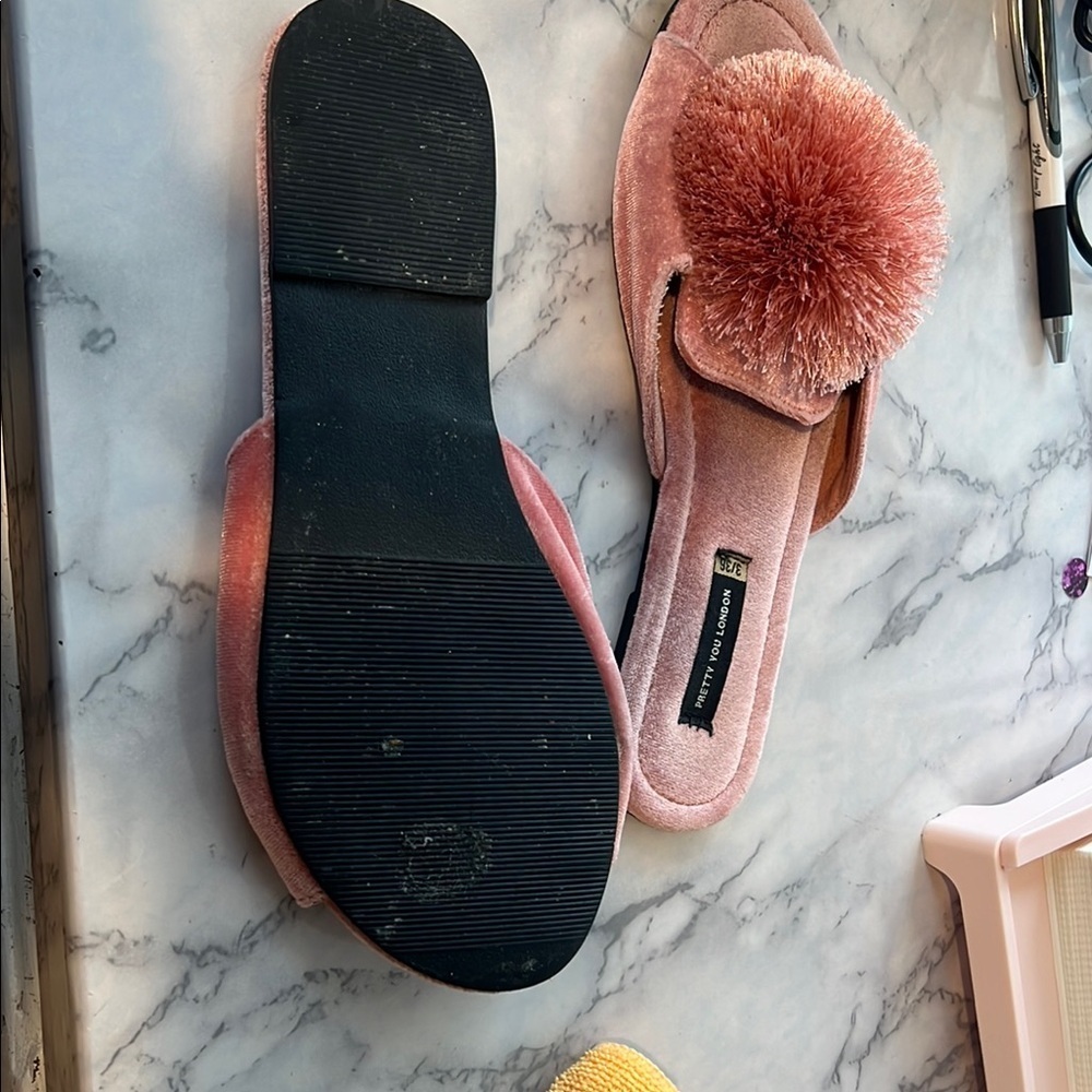 Cozy Pink Pom-Pom Slippers B04 - Picture 3 of 3